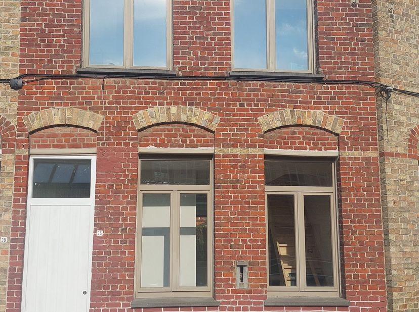 VOLLEDIG GERENOVEERDE RIJWONING MET 3 SLAAPKAMERS, TUIN EN GARAGE&lt;br /&gt;
Deze charmante, instapklare en energiezuinige rijwoning werd volledig verbouwd
